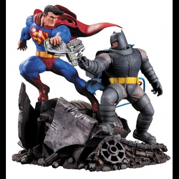 DC COLLECTIBLES - Batman The Dark Knight Returns Statue Superman vs. Batman 28 cm DC COLLECTIBLES - Batman The Dark Knight Returns Statue Superman vs. Batman 28 cm