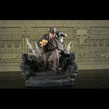DIAMOND - Indiana Jones: Raiders of the Lost Ark Deluxe Gallery PVC Statue Escape with Idol 25 cm