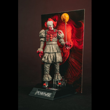 McFARLANE - It Welcome to Derry Movie Maniacs Figure Pennywise (Bloody) 16 cm