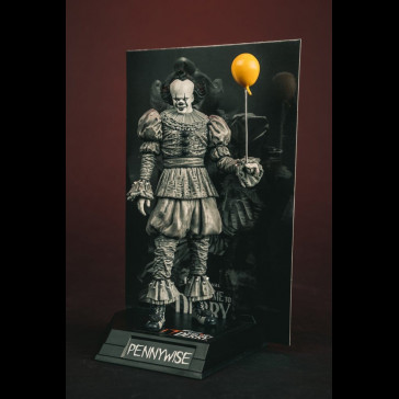 McFARLANE - It Welcome to Derry Movie Maniacs Figure Pennywise (Black & White) 16 cm